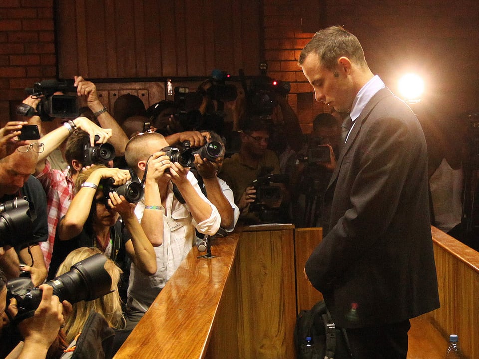 Pistorius steht mit gesenktem Kopf vor zahlreichen Journalisten
