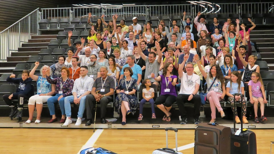 Alle Klotener, die an der Theateraufführung mitmachen, sitzen auf einer Tribüne.