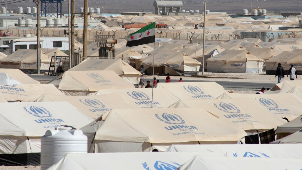 Flüchtlingszelte mit der Aufschrift UNHCR