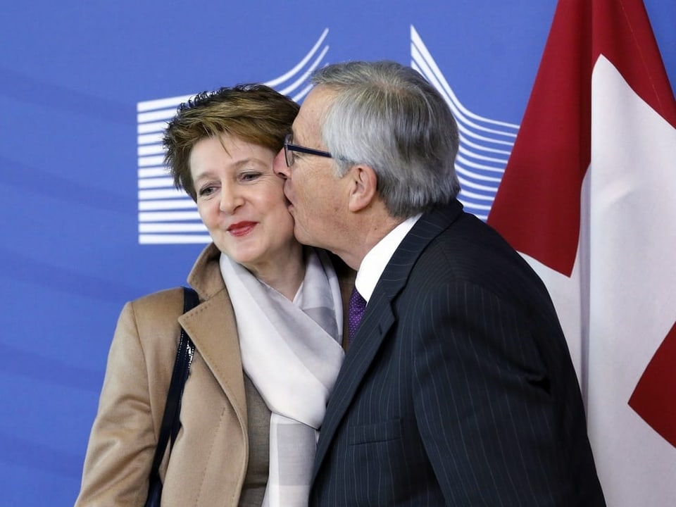 Jean-Claude Juncker küsst Sommaruga
