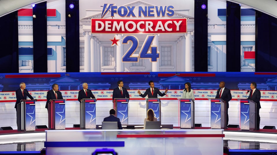 Blick auf das Kandidierendenfeld der Republikaner für die US-Präsidentschaft, bei der TV-Debatte von Fox News.