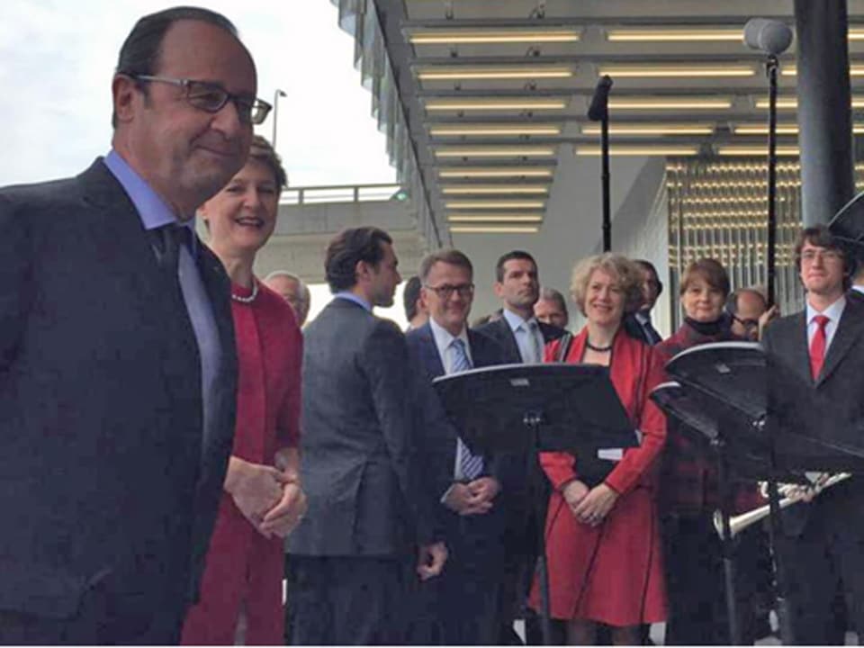 Präsident François Hollande, Bundespräsidentin Simonetta Sommaruga und Zürichs Stadtpräsidentin Corine Mauch vor der Zürcher Hochschule der Künste.
