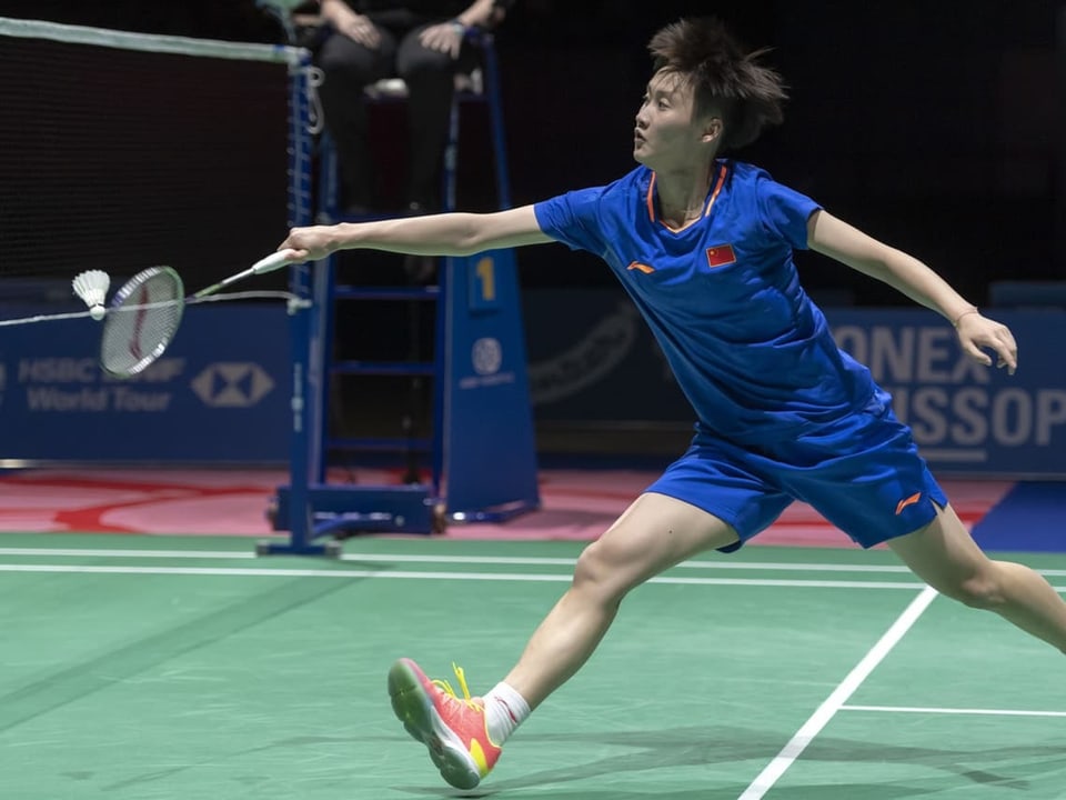Topfavoritin in Basel Badmintonspielerin spielt den Shuttlecock