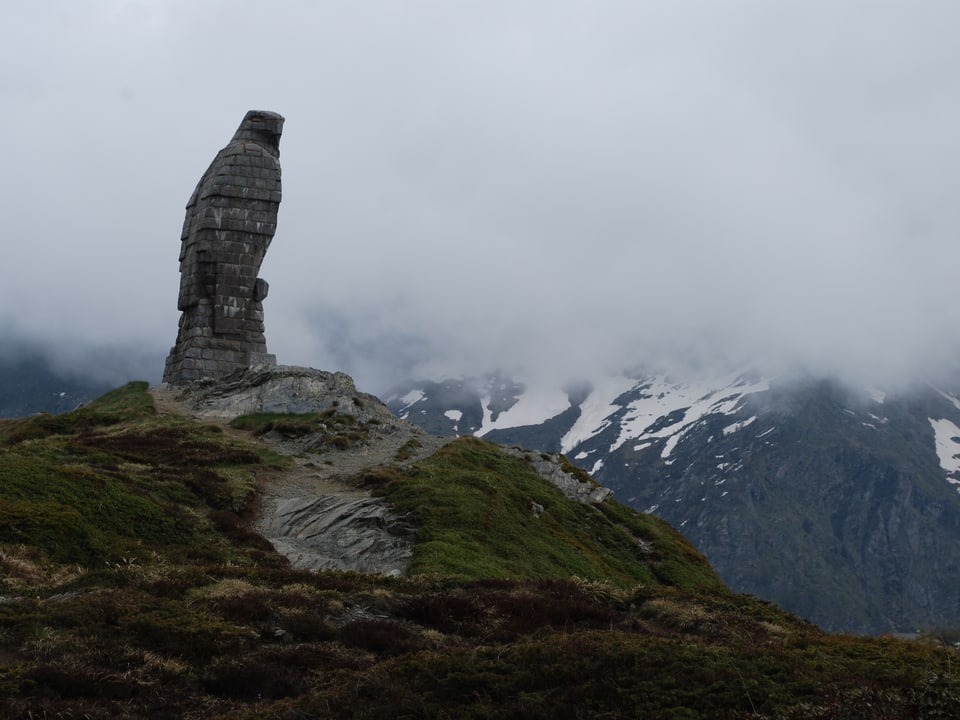 Das Wahrzeichen des Simplon-Passes, ein Adler, steht standhaft in der rauen Alpenwelt. 