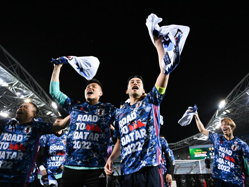Jubeln über ihre Qualifikation Die japanischen Nationalspieler jubeln