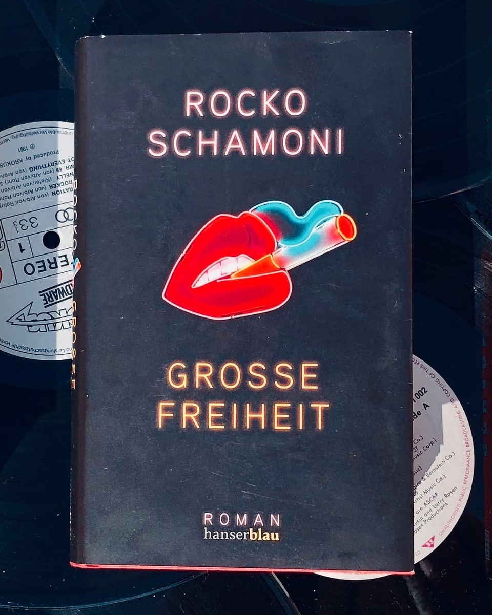 Der Roman «Grosse Freiheit» von Rocko Schamoni liegt auf einer Vinyl-Schallplatte