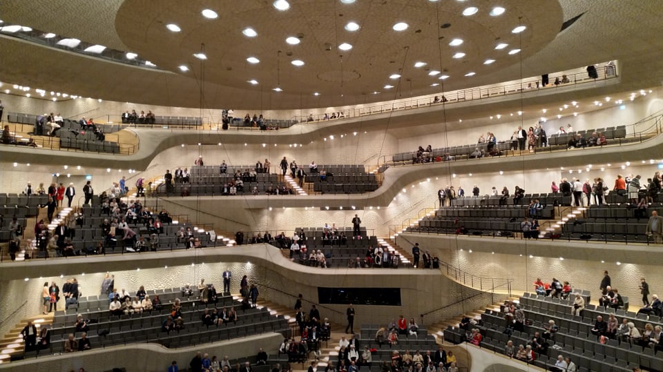 Ein grosser Konzertsaal. 