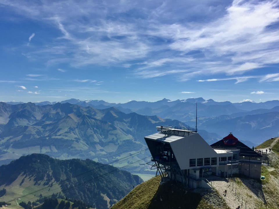 Gondelbergstation auf Gipfel mit Blick auf Bergpanorama bei sonnigem Wetter