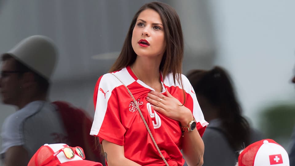 Seferovics Freundin Amina beim Spiel gegen Albanien in Lens.