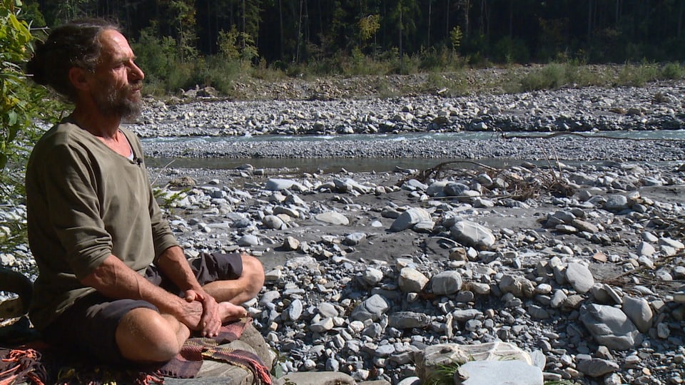 Christoph Trummer meditiert am Fluss.