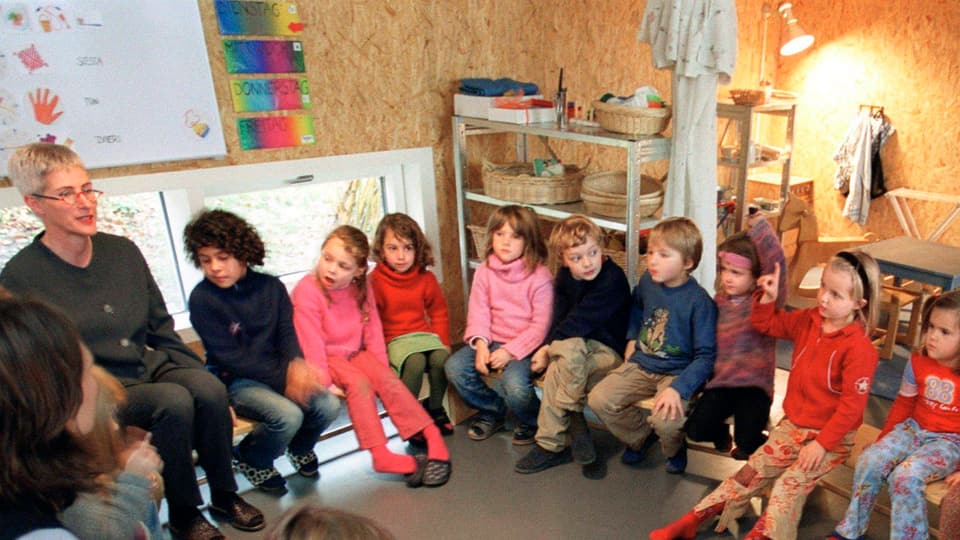 Kinder in einem Kreis im Kindergarten.