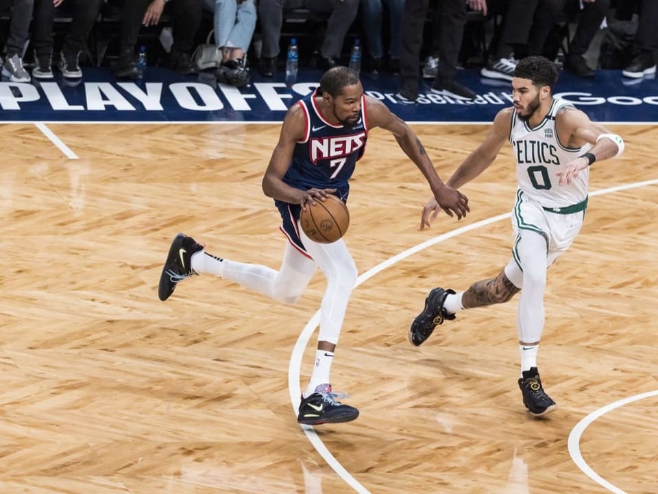 Kevin Durant (links) gegen Jayson Tatum.