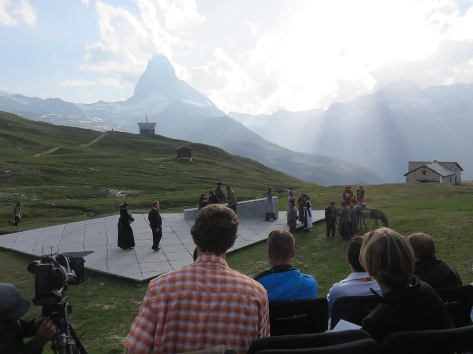 Blick auf die Bühne, hinten das Matterhorn.