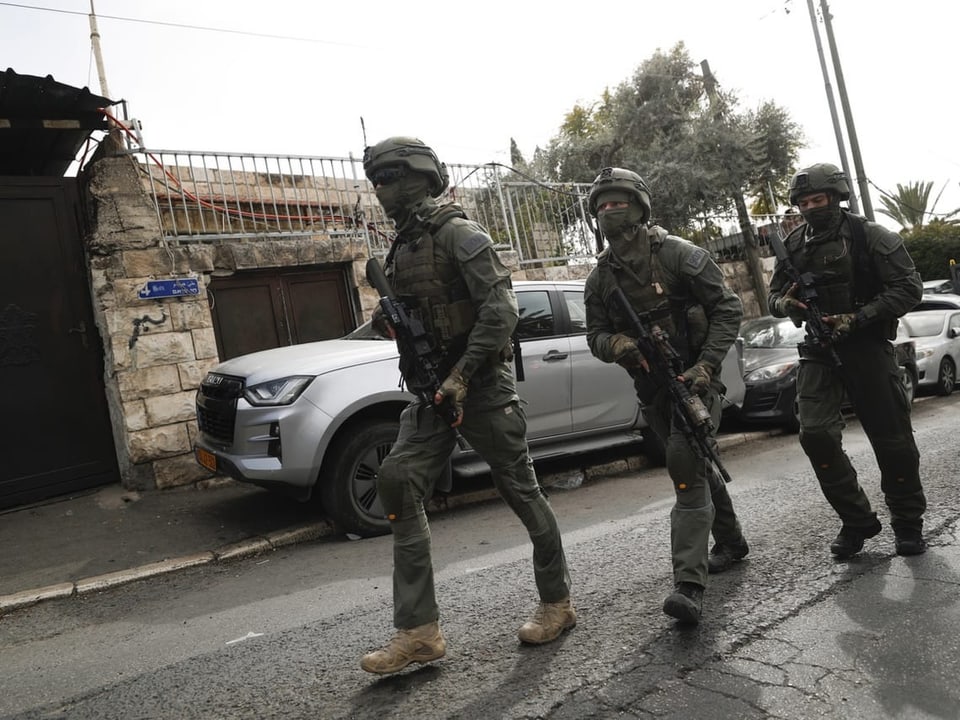 Israelische Spezialeinheit in der Nähe der Altstadt von Jerusalem, nach dem tödlichen Angriff auf eine Synagoge. 