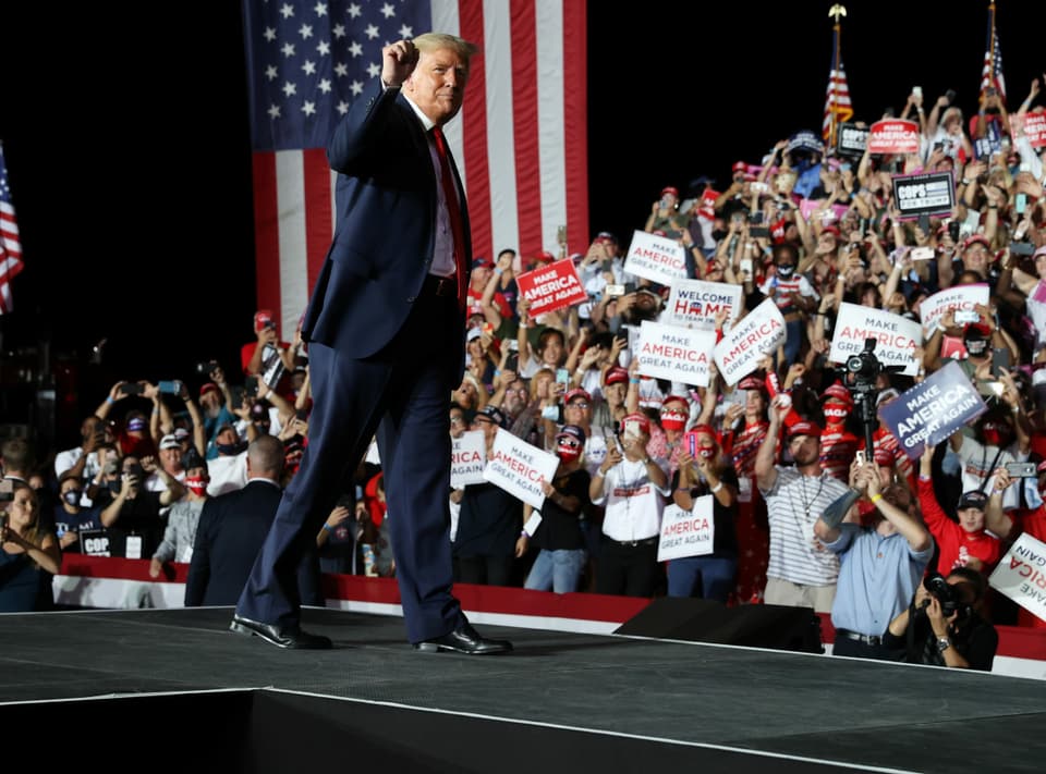 Trump jubelt Supportern an einer Wahlkampfveranstaltung in Florida zu.