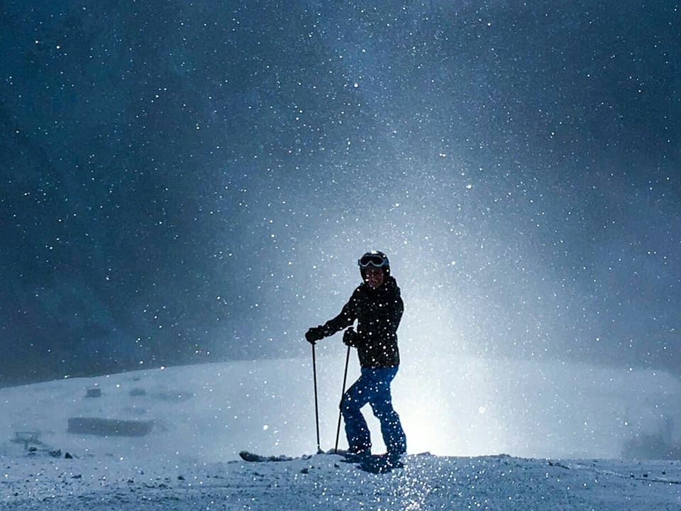 Ein Skifahrer in glitzernden Eiskristallen.