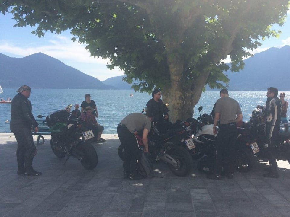 Motorradgruppe in Ascona mit Andreas in der Mitte.