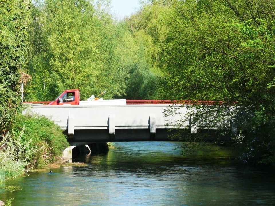 Ein Lastwagen überquert die Scheffelbrücke, die ins deutsche Singen führt.