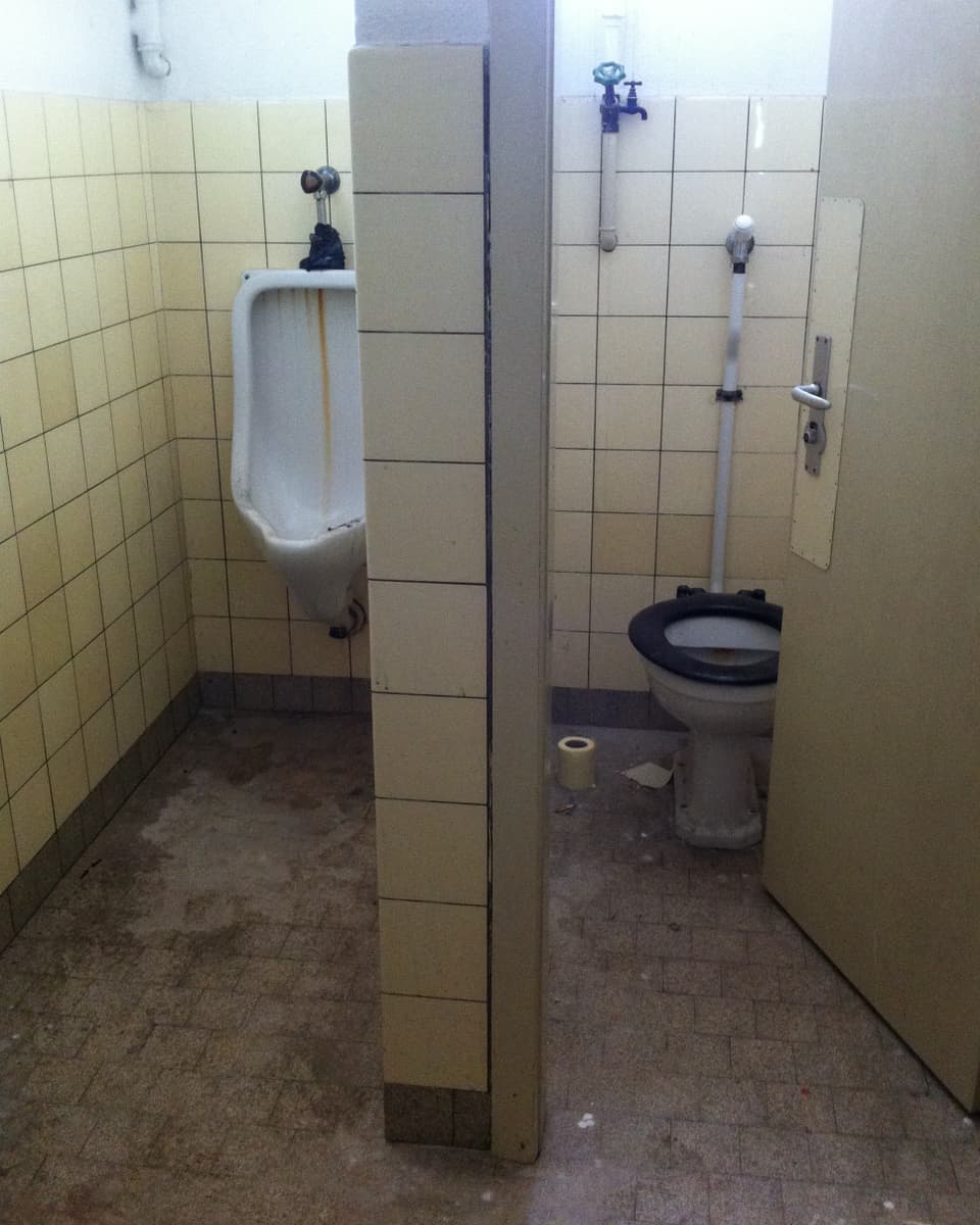 Eine heruntergekommene Toilette.