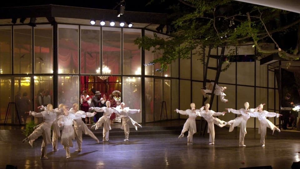 Das Foyer des Kurtheaters und die Aussenbühne, auf der eine Vorstellung läuft.