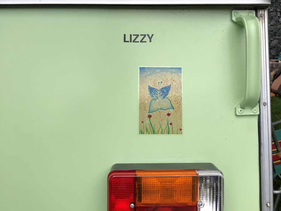 Unser Wohnwagen trägt seit Beginn der Woche den Namen Lizzy. Jetzt ist er – pardon, sie – endlich angeschrieben. 