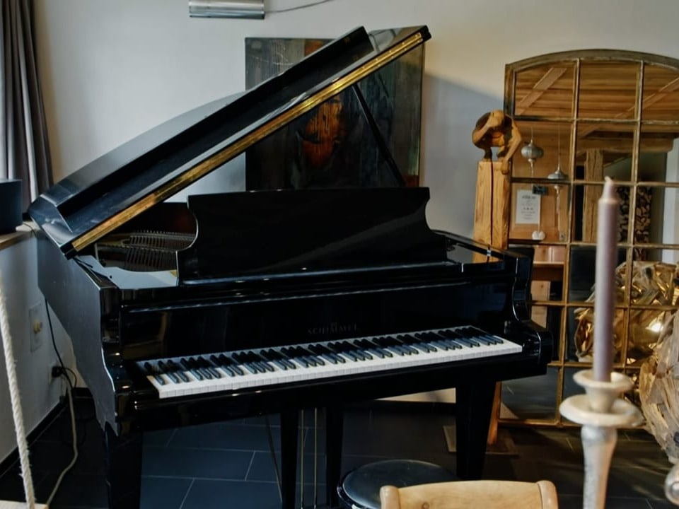 Ein klassisches Piano in einem Wohnzimmer.