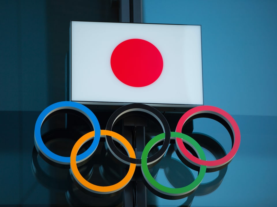 Japan-Flagge und Olympische Ringe
