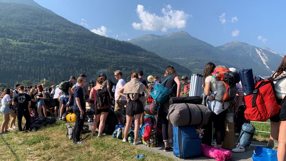 Viele Besucherinnen und Besucher ohne Masken. 