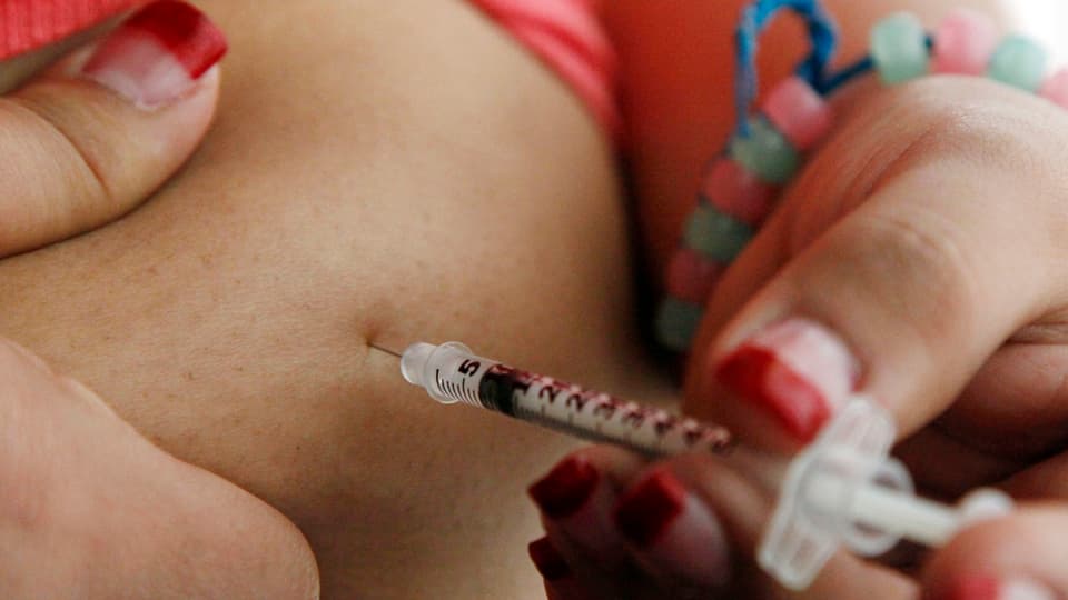 Frau spritzt sich Insulin