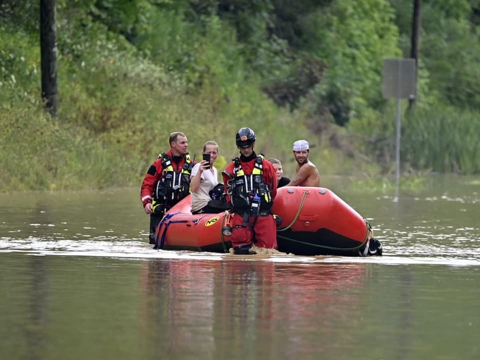 Einsatzkräfte sind in Kentucky mit einem Boot unterwegs.
