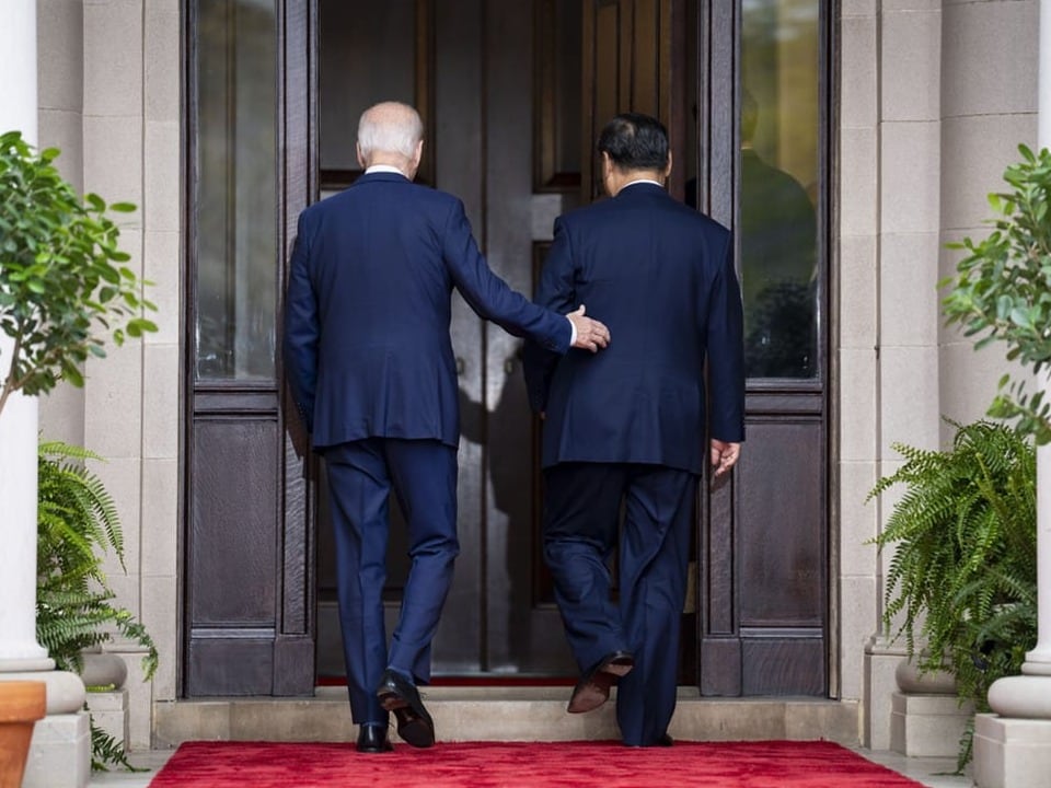 Biden und Xi laufen zur Türe. 