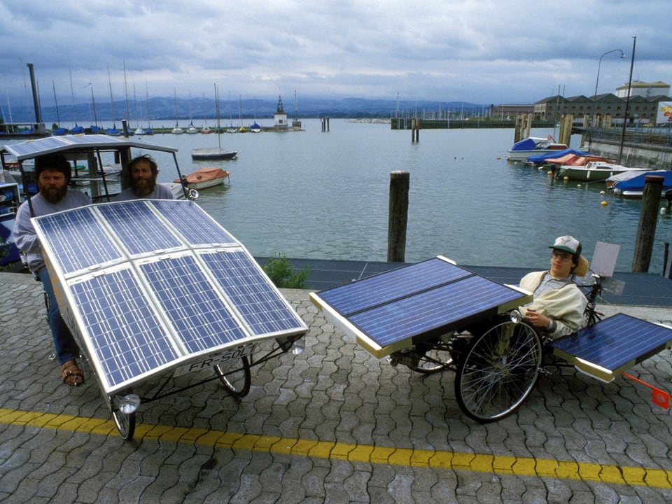 Zwei Fahrzeuge mit Solarpanels