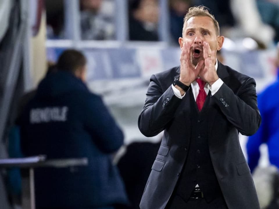 Er will seinen Jungs den nächsten Sieg einflüstern Mauro Lustrinelli schreit aufs Feld.