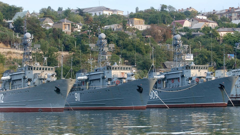 Drei russische Marineschiffe im Hafen von Sewastopol.