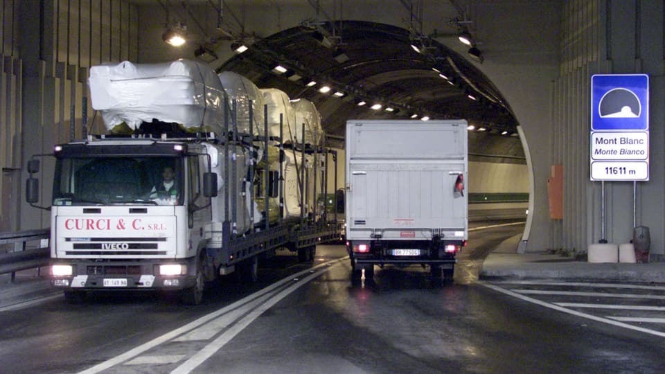 Lastwagen fahren in den Tunnel.