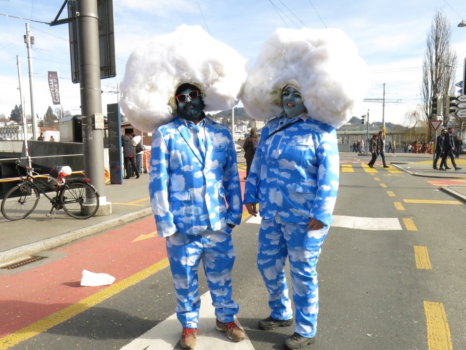 Zwei Fasnächtler als Wolken verkleidet. 