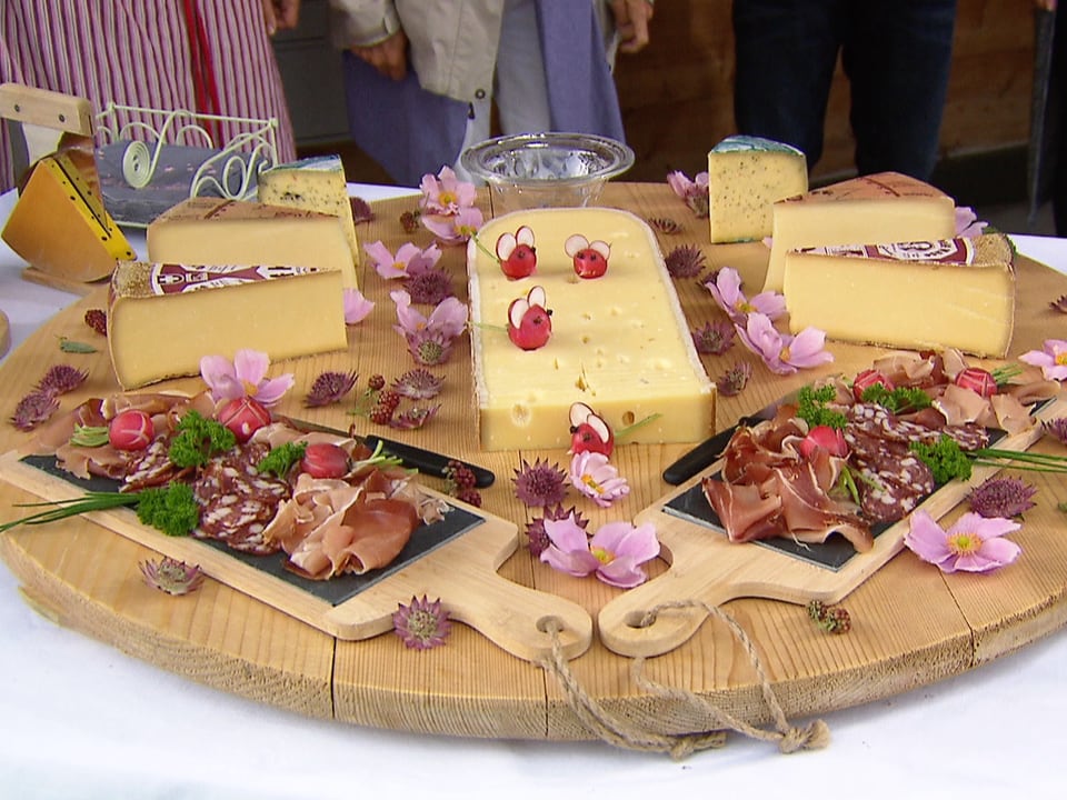 Apéro-Platte mit Käse und Aufschnitt.