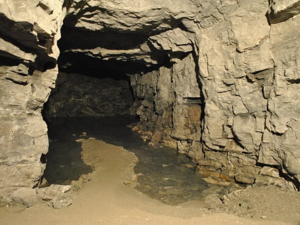 Ein kleiner See im Tunnel