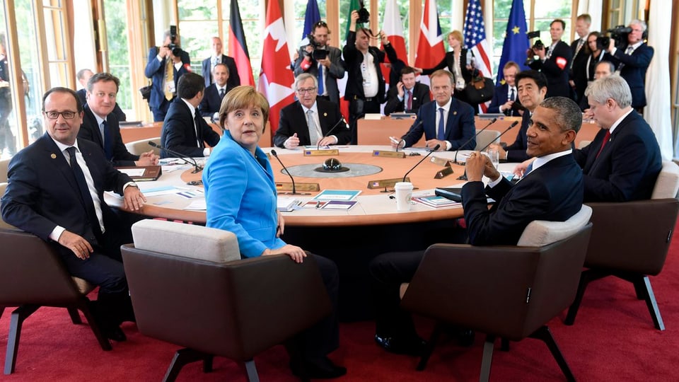Die Staats- und Regierungschefs an einem runden Tisch.