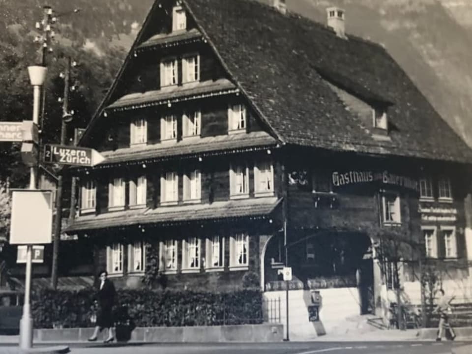 Der Landgasthof «Zum Bauernhof» in Goldau in einer schwarz-weiss Aufnahme.