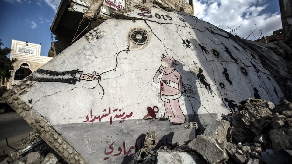 Ein Graffiti zum Gedenken an die Opfer des chemischen Angriffs in einem Aussenbezirk .