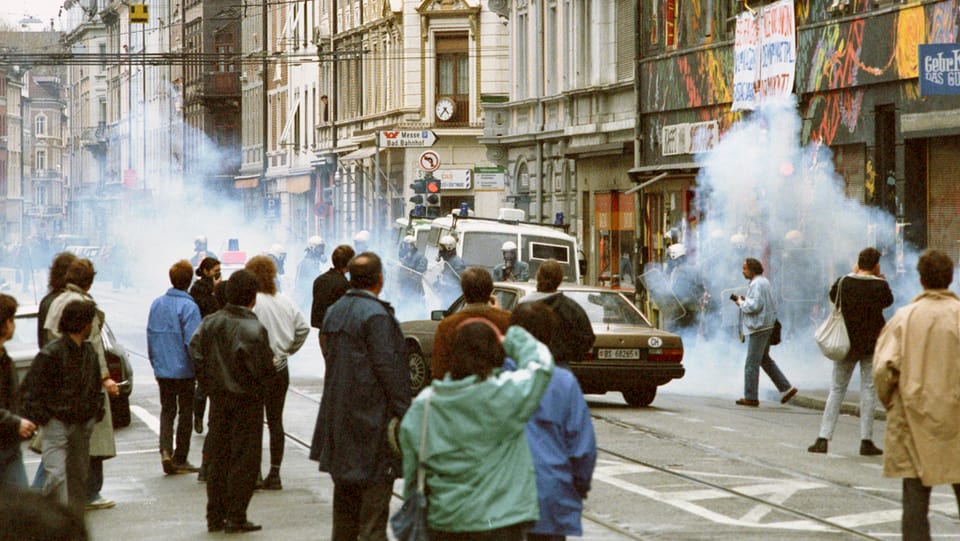 Strassenschlacht-ähnliche Szene an einer Demonstration im Jahre 1989.