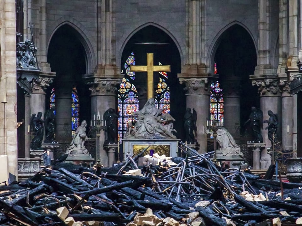Trümmern in der Notre-Dame.