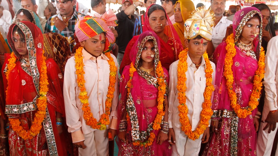 Eine Massenverheiratungszeremonie in Westindien.