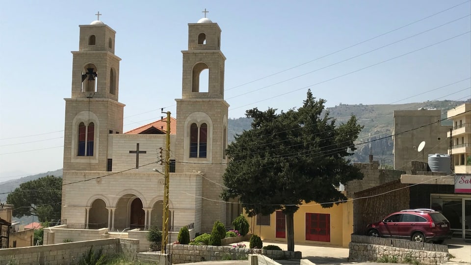 Eine der beiden neugebauten Kirchen in der libanesischen Ortschaft Brih. Nach ihrer Zerstörung in den 1980er-Jahren im Bürgerkrieg war der Neubau Teil des Friedensabkommens zwischen Drusen und Christen.