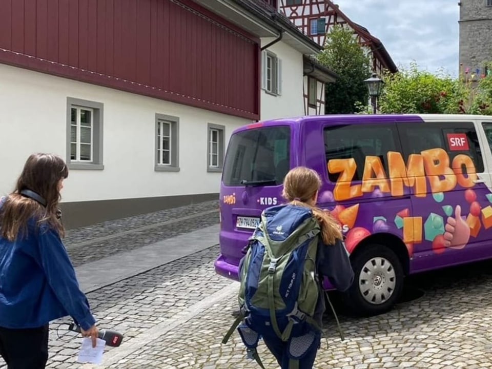 Eine Frau und ein Mädchen laufen zum Zambo-Bus in der Altstadt. 