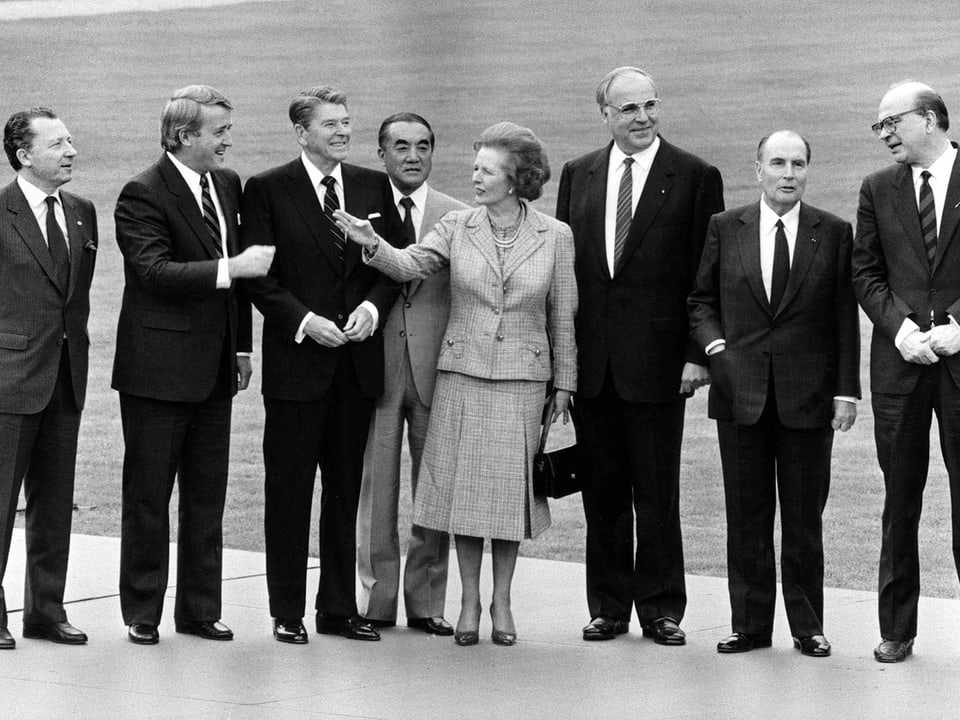 Margaret Thatcher mit den Staats- und Regierungschefs beim Gipfel der G-7-Staaten 1985 in Bonn. 