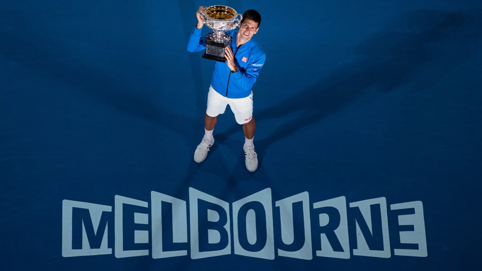 Novak Djokovic hält den Pokal in die Höhe.