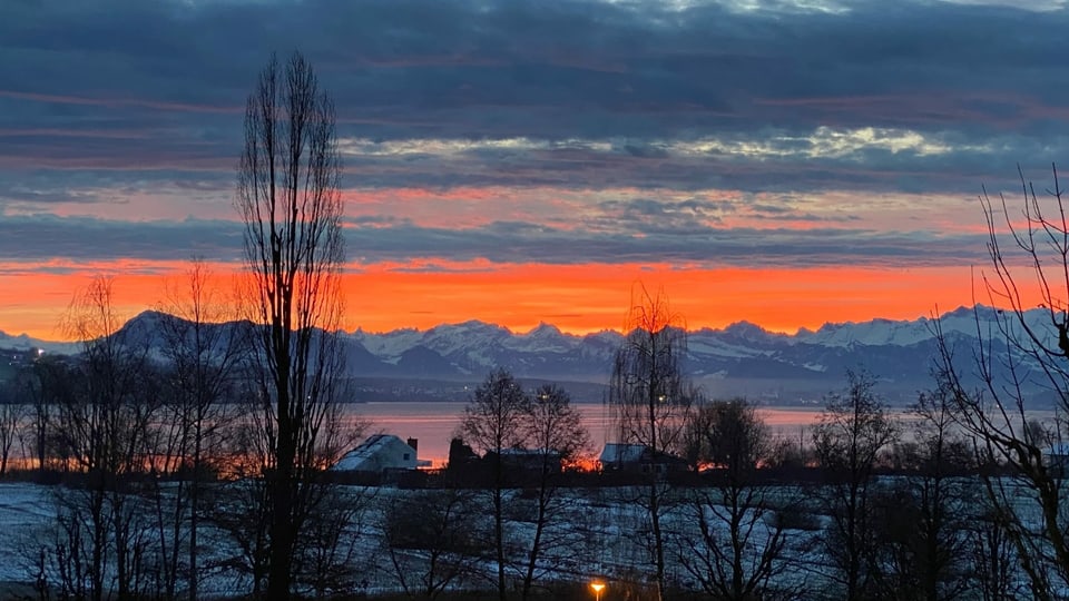 Blick am Dienstagmorgen von Sursee Richtung Alpen mit einem wunderbaren Morgenrot.
