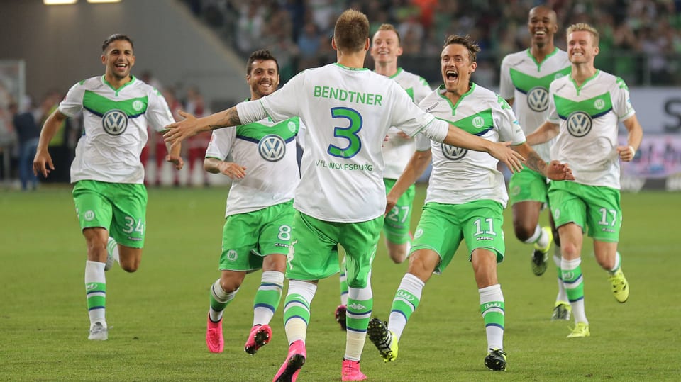 Die Profis des VfL Wolfsburg bejubeln den Sieg im Supercup gegen Bayern München.